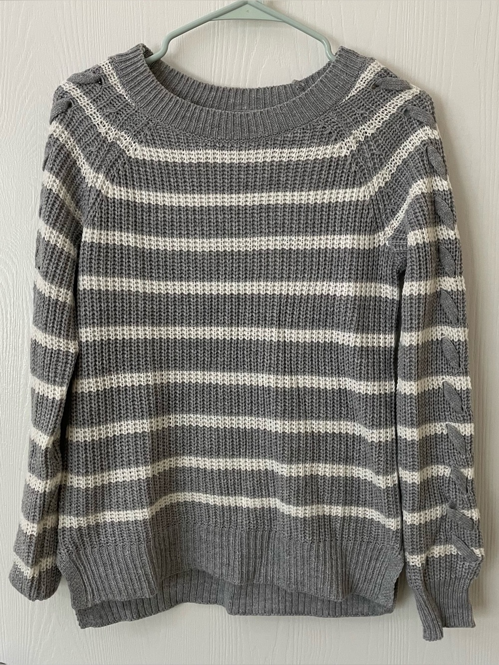 Striped Crewneck Sweater in Gray & White Size Small